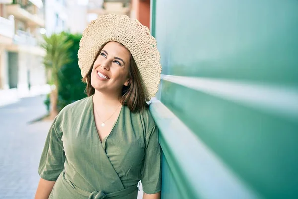 Młoda Latynoska Kobieta Wakacjach Uśmiechnięta Szczęśliwa Opierając Się Ścianę Ulicy — Zdjęcie stockowe