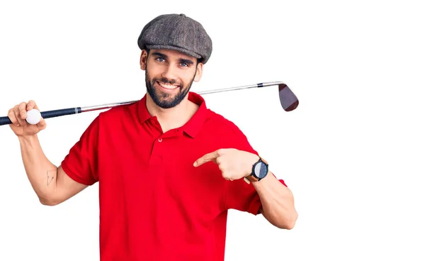 Sakallı Genç Yakışıklı Adam Golf Sopası Top Oynayarak Mutlu Gururlu — Stok fotoğraf