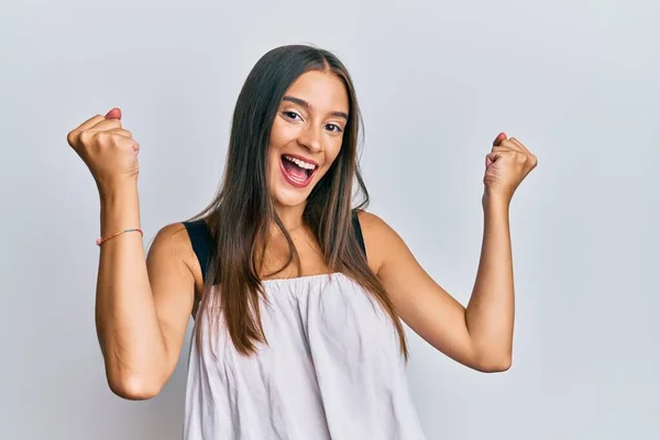 Jovem Hispânica Vestindo Roupas Casuais Gritando Orgulhoso Celebrando Vitória Sucesso — Fotografia de Stock