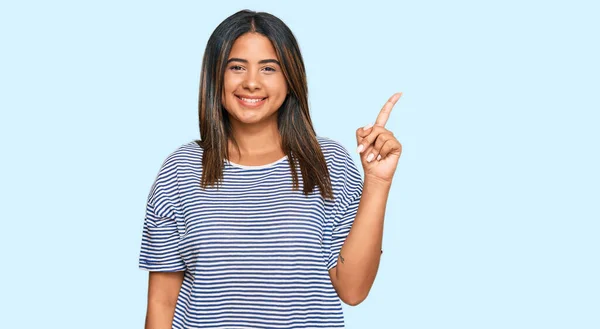 Молода Латинська Дівчина Носить Повсякденний Одяг Показуючи Вказуючи Пальцем Номер — стокове фото