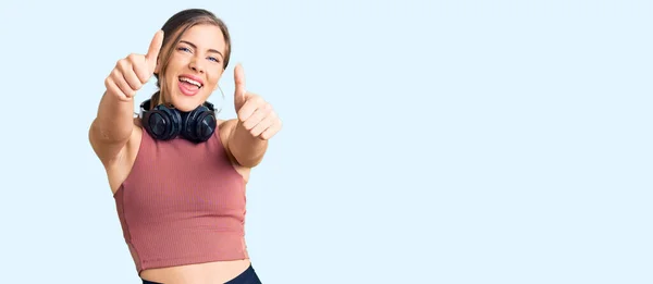 Schöne Kaukasische Junge Frau Turnbekleidung Und Mit Kopfhörern Zustimmend Positive — Stockfoto