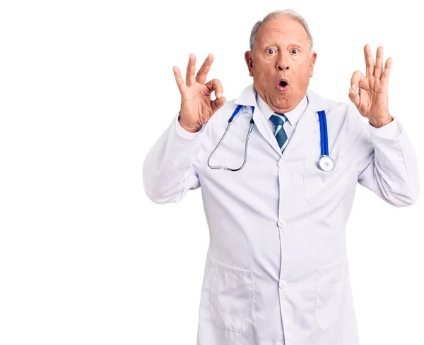 Hombre Mayor Guapo Pelo Gris Con Abrigo Médico Estetoscopio Mirando — Foto de Stock