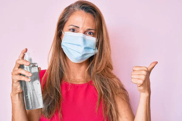 Hispanische Frau Mittleren Alters Mit Medizinischer Maske Hält Händedesinfektionsgel Der — Stockfoto