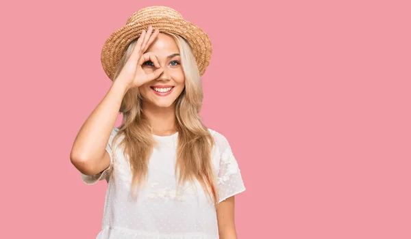 Menina Loira Jovem Usando Chapéu Verão Fazendo Gesto Com Mão — Fotografia de Stock