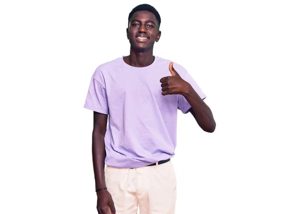 Молодий Афроамериканець Одягнений Повсякденний Одяг Піднімає Жест Руками Затверджую Вираз — стокове фото