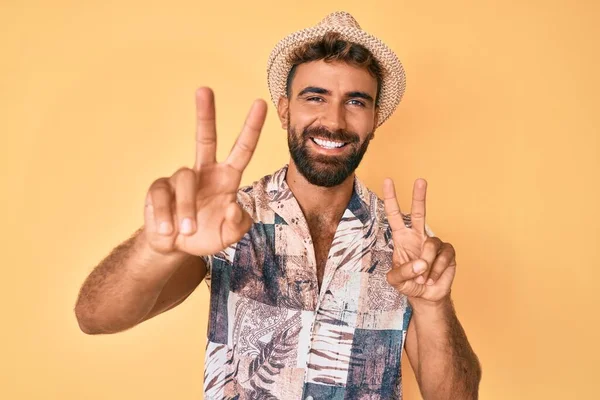 Junger Hispanischer Mann Mit Sommermütze Lächelt Die Kamera Und Zeigt — Stockfoto