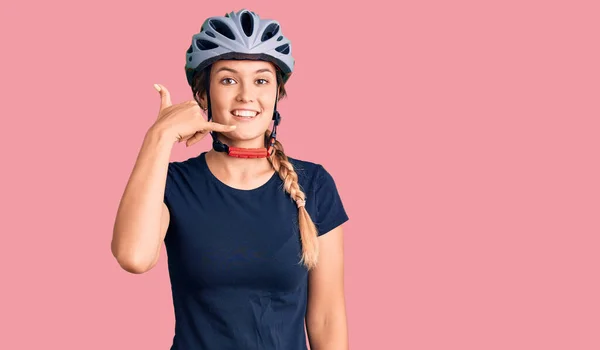 Mulher Branca Bonita Usando Capacete Bicicleta Sorrindo Fazendo Gesto Telefone — Fotografia de Stock