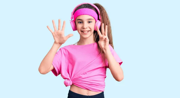 Menina Bonito Hispânico Criança Vestindo Roupas Ginástica Usando Fones Ouvido — Fotografia de Stock