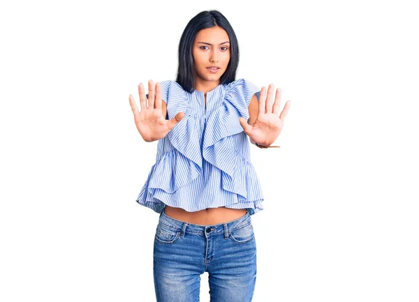 Menina Latina Bonita Jovem Vestindo Roupas Casuais Com Medo Aterrorizado — Fotografia de Stock