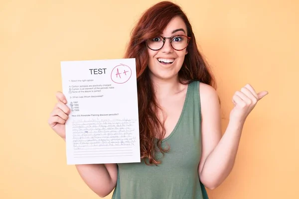 Ung Vacker Kvinna Visar Godkänd Examen Pekar Tummen Upp Till — Stockfoto