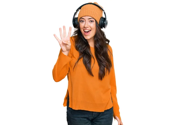 Hermosa Joven Morena Escuchando Música Usando Auriculares Mostrando Apuntando Hacia — Foto de Stock