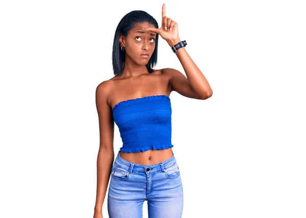 Junge Afrikanisch Amerikanische Frau Lässiger Sommerkleidung Macht Sich Über Menschen — Stockfoto