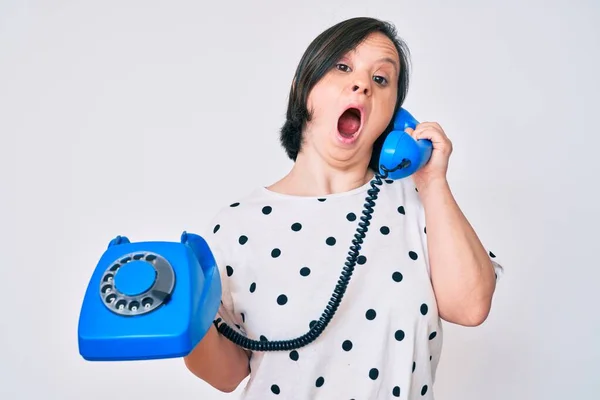 Femme Brune Avec Syndrome Duvet Tenant Téléphone Vintage Effrayée Choquée — Photo