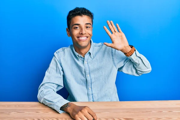 Ung Vacker Afrikansk Amerikan Man Bär Casual Kläder Sitter Bordet — Stockfoto