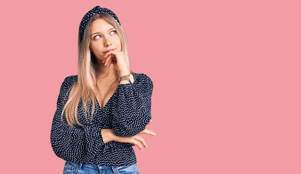 Young Beautiful Blonde Woman Wearing Casual Clothes Hand Chin Thinking — Stock Photo, Image