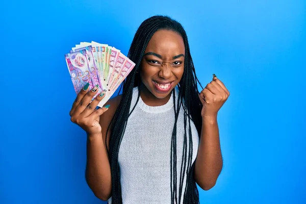 Joven Mujer Afroamericana Sosteniendo Billetes Dólares Hong Kong Gritando Orgulloso —  Fotos de Stock