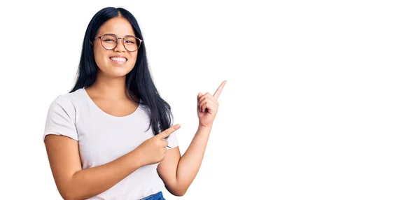 Joven Hermosa Chica Asiática Con Ropa Casual Gafas Sonriendo Mirando — Foto de Stock