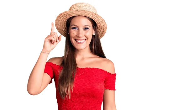 Ung Vacker Latinamerikansk Kvinna Med Sommarmössa Som Pekar Finger Upp — Stockfoto