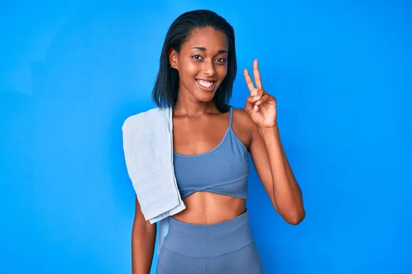 Ung Afrikansk Amerikansk Kvinna Bär Sportkläder Visar Och Pekar Upp — Stockfoto