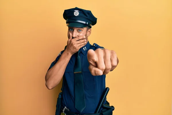 Hombre Hispano Guapo Vistiendo Uniforme Policía Riéndose Señalando Con Dedo — Foto de Stock