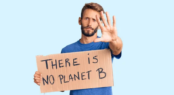 Bonito Homem Loiro Com Barba Segurando Não Banner Planeta Com — Fotografia de Stock