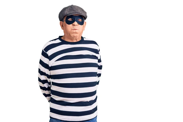 Älterer Gutaussehender Mann Mit Einbrechermaske Und Shirt Das Mit Lustigem — Stockfoto