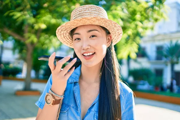 Giovane Donna Turistica Cinese Che Parla Sullo Smartphone Strada Della — Foto Stock