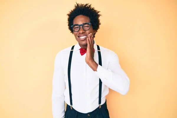 歯痛や歯の病気のために痛みを伴う式で手で口に触れるヒップスターエレガントな外観を身に着けているアフロ髪を持つハンサムなアフリカ系アメリカ人男性 歯科医 — ストック写真
