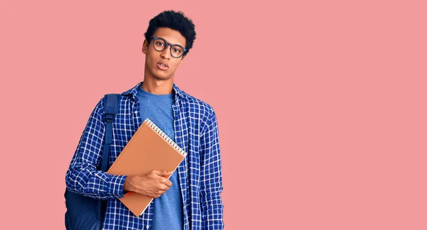 Ung Afrikansk Amerikan Man Bär Student Ryggsäck Innehav Bok Ser — Stockfoto