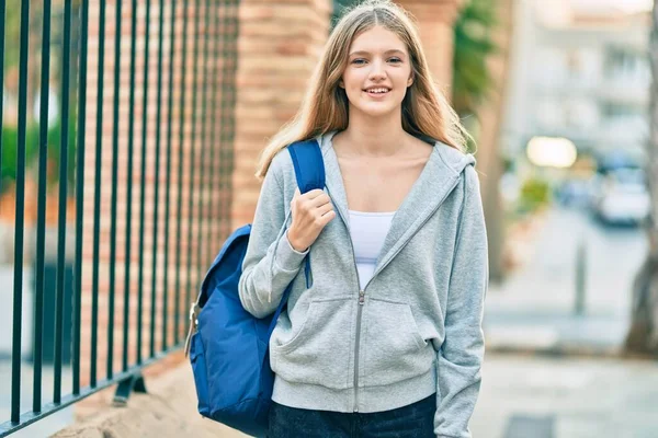 Schöne Kaukasische Student Teenager Lächelt Glücklich Der Stadt Stehen — Stockfoto