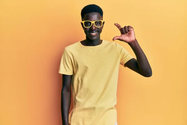 Joven Hombre Afroamericano Vistiendo Ropa Casual Gafas Sonriente Confiado Gesto — Foto de Stock