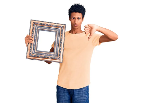 Jonge Afro Amerikaanse Man Houdt Leeg Frame Met Boos Gezicht — Stockfoto