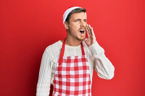 Knappe Blanke Man Met Bakkersschort Kerstmuts Schreeuwend Schreeuwend Met Hand — Stockfoto