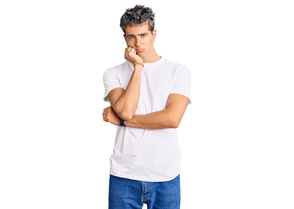 若いですハンサムな男身に着けていますカジュアルホワイトTシャツ思考疲れていると退屈でうつ病問題とともに交差腕 — ストック写真