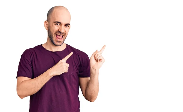 Joven Hombre Guapo Con Camiseta Casual Sonriendo Mirando Cámara Apuntando — Foto de Stock