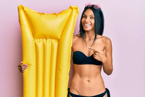 Joven Mujer Afroamericana Vistiendo Traje Baño Sosteniendo Colchón Verano Flotar — Foto de Stock