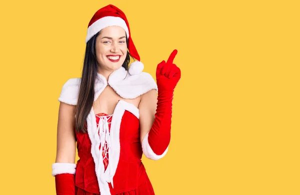 Junge Schöne Kaukasische Frau Weihnachtsmann Kostüm Mit Einem Breiten Lächeln — Stockfoto