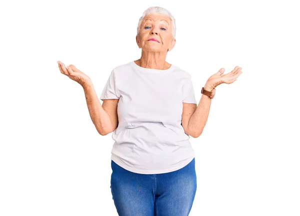 Senior Bella Donna Con Gli Occhi Azzurri Capelli Grigi Indossa — Foto Stock