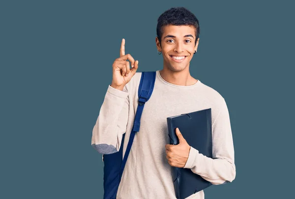 Mladý Africký Američan Který Sobě Studentský Batoh Pořadačem Překvapený Nápadem — Stock fotografie