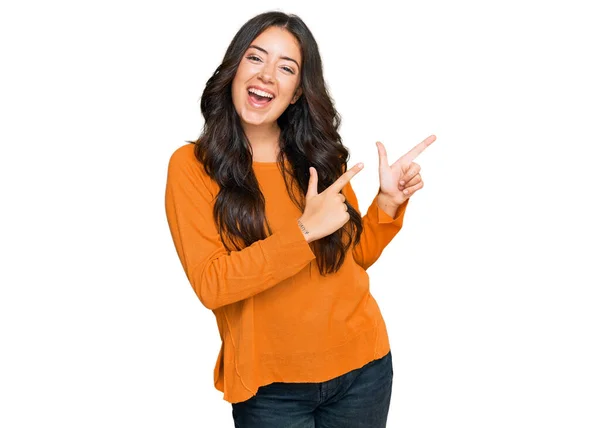 Schöne Brünette Junge Frau Trägt Lässig Orangefarbenen Pullover Lächelnd Und — Stockfoto