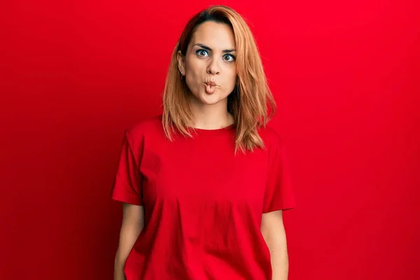 Ισπανίδα Νεαρή Γυναίκα Φορώντας Casual Κόκκινο Μπλουζάκι Κάνοντας Ψαρομούρη Χείλη — Φωτογραφία Αρχείου