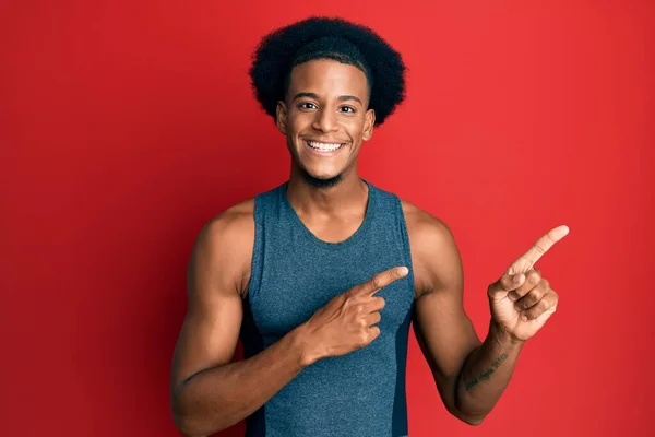 Afroamerikansk Man Med Afro Hår Bär Sportkläder Ler Och Tittar — Stockfoto