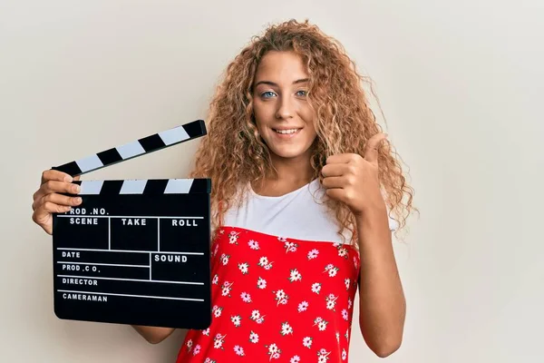Όμορφη Καυκάσιος Έφηβος Κορίτσι Κρατώντας Βίντεο Ταινία Clapboard Χαμογελώντας Χαρούμενος — Φωτογραφία Αρχείου