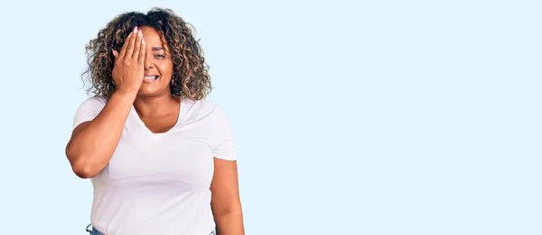 Young African American Size Woman Wearing Casual Clothes Covering One — Stock Photo, Image