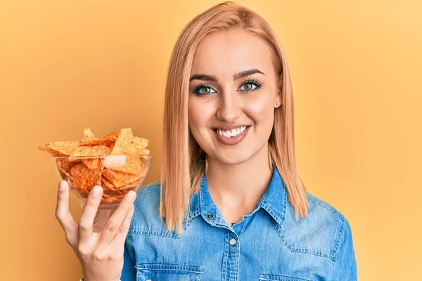 Vacker Kaukasisk Kvinna Som Håller Nachos Chips Ser Positiv Och — Stockfoto