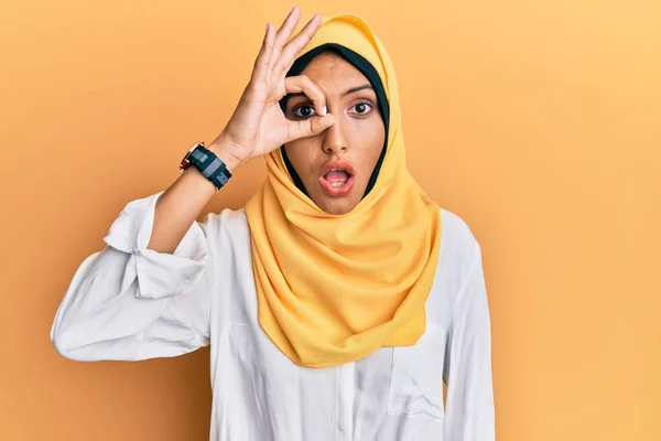 Junge Brünette Araberin Mit Traditionellem Islamischen Hijab Schal Die Mit — Stockfoto