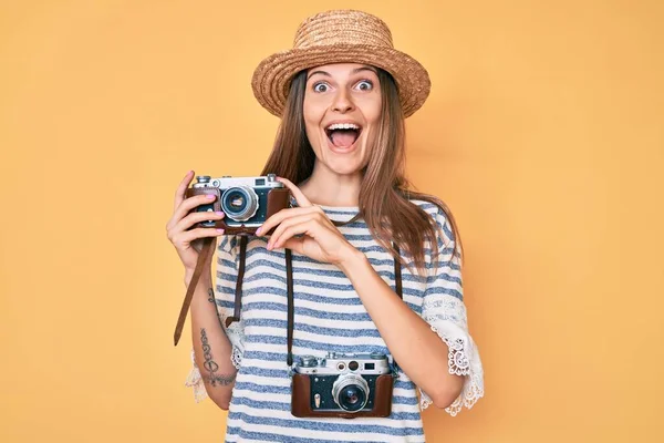 美しいですCaucasian観光女性を保持ヴィンテージカメラを祝いますクレイジーと驚いています成功のためにオープン目の叫び興奮 — ストック写真