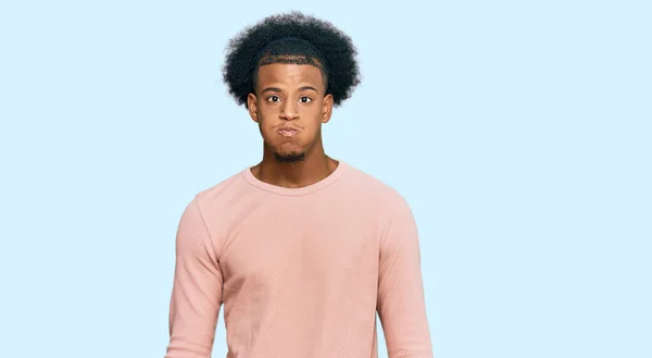 Hombre Afroamericano Con Pelo Afro Usando Ropa Casual Hinchando Mejillas —  Fotos de Stock