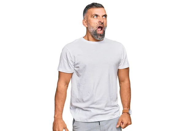 Pohledný Muž Středního Věku Oblečený Obyčejné Bílé Košili Zuřivě Zuřivě — Stock fotografie