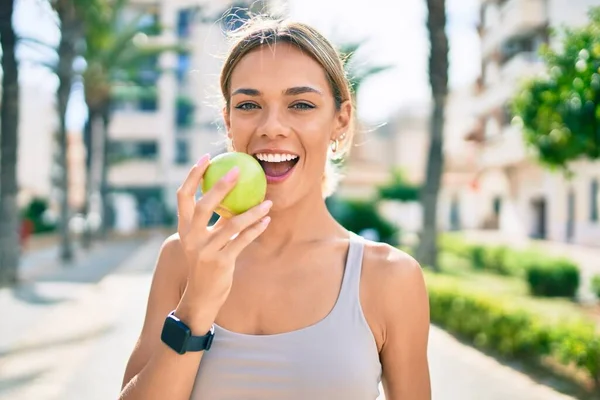 Junge Kaukasische Fitness Frau Sportkleidung Trainiert Freien Und Isst Gesunde — Stockfoto